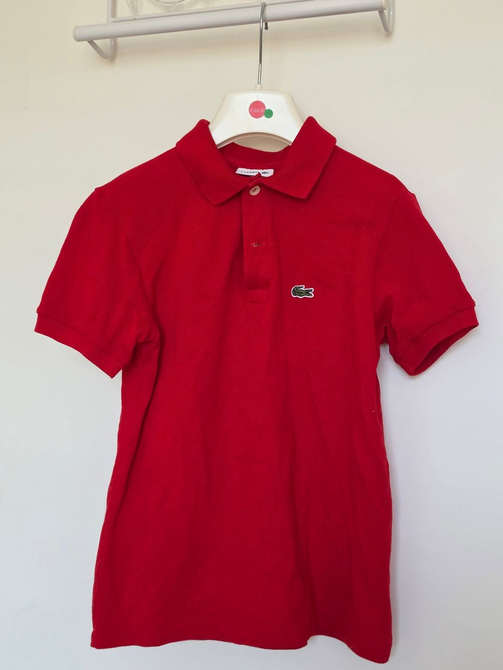 Lacoste Chemises, T-shirts & Polos: rotes Polo Lacoste Gr. 140 – D'occasion à Zürich par Pemberleys