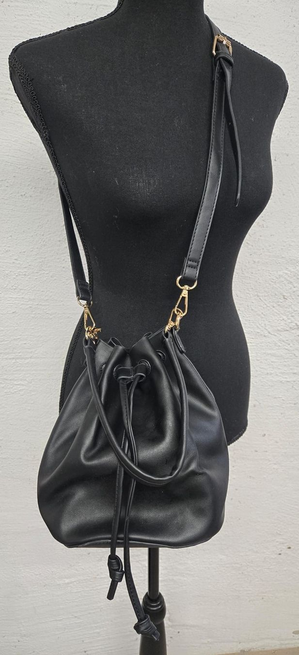 Borse da donna: Schwarze Beuteltasche - 2 Tragevarianten - Kunstleder – Nuovo (secondo la descrizione) da Rheinsulz venduto da Dred 3