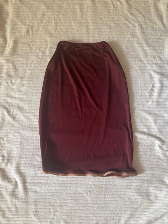Eleganter Midirock in Bordeaux