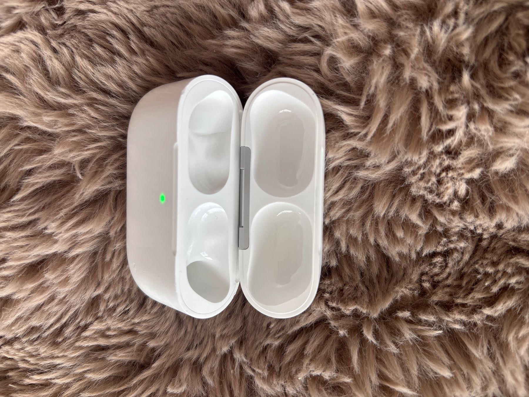 Apple Caricabatterie: Apple AirPods Pro 2 Case – Usato da Châtelaine venduto da Cedricgbj 2