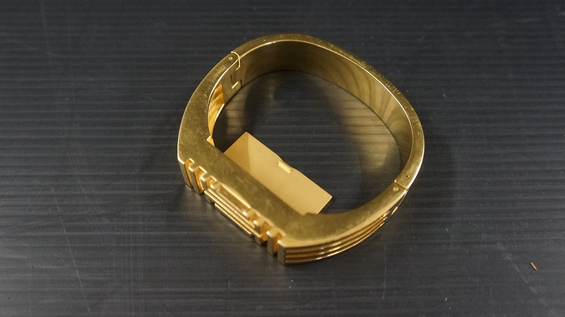 Tory Burch Armbänder & -reifen: Tory Burch Fitbit Gold-Tone Metal Hinged Cuff Bangle Bracele – Gebraucht aus Basel von bk_brockibasel 1