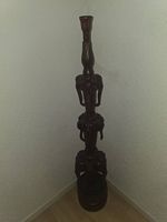Handgeschnitzte Elefanten-Säule aus Holz / Skulptur