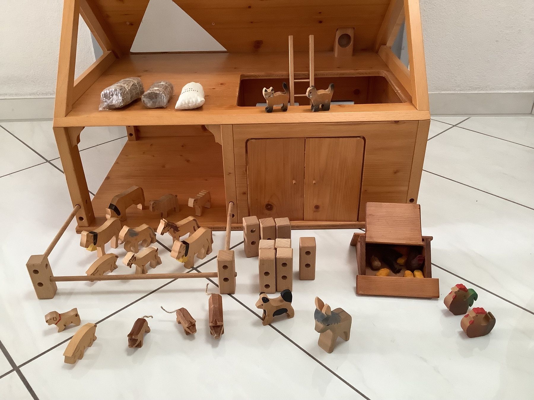 Giocattoli: Holz Stall, robust und liebevoll gebaut – Usato da Uster venduto da yvo_z9xh 5
