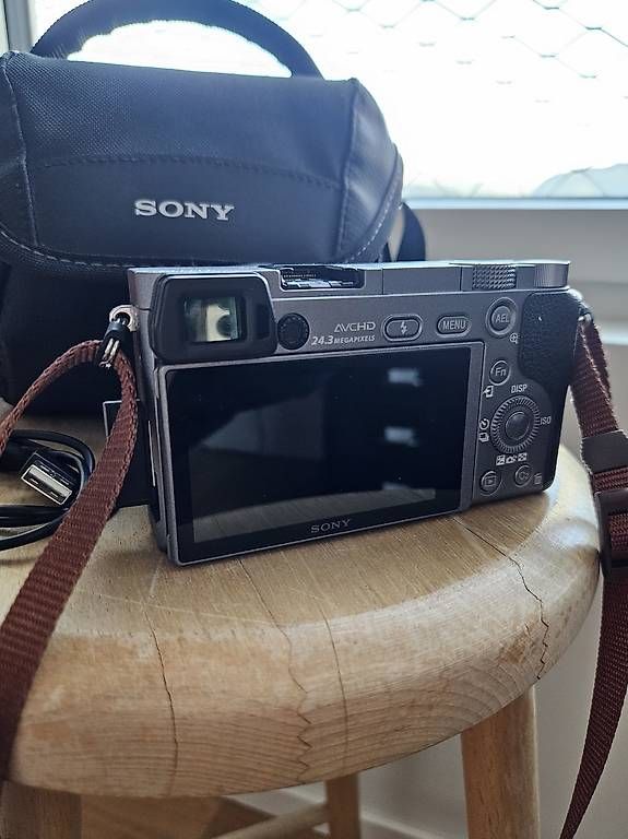 Sony Fotocamera: Sony Alpha 6000 Kit (16-50mm) Graphitgrau – Usato da Kriens venduto da kat_wrn8 1