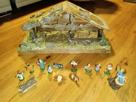 Grosse Weihnachtskrippe mit Figuren, Handarbeit