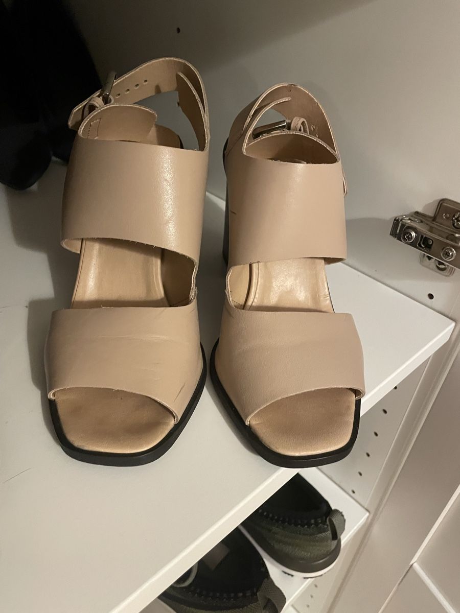 Scarpe da donna: Nude Block Heel Summer Sandals, Size 38 – Usato da Bazenheid venduto da hat_96