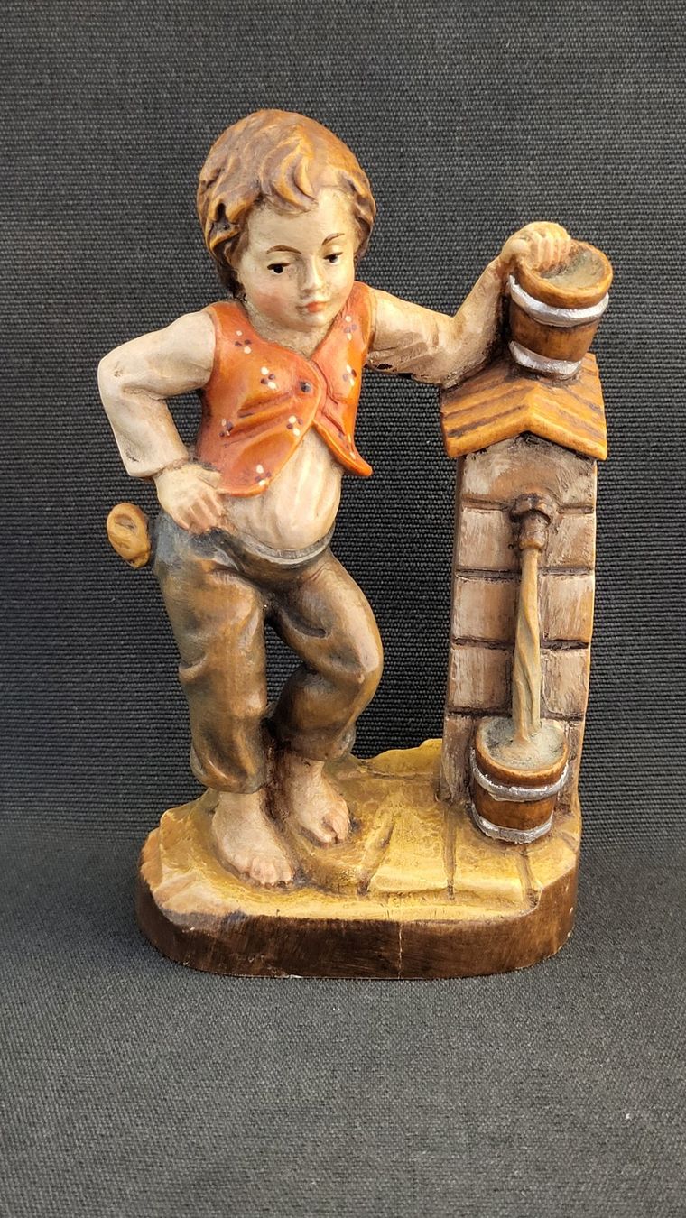 Statuette: Holz-Schnitzerei JUNGE AM BRUNNEN – Usato da Basel venduto da spinne02 1