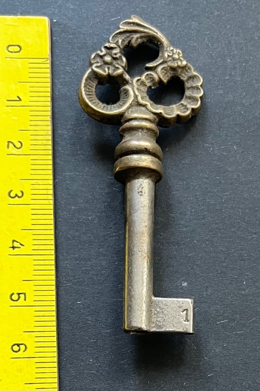 Chiavi: Antik Schlüssel Ornament – Usato da Ostermundigen venduto da DaxKarten-75