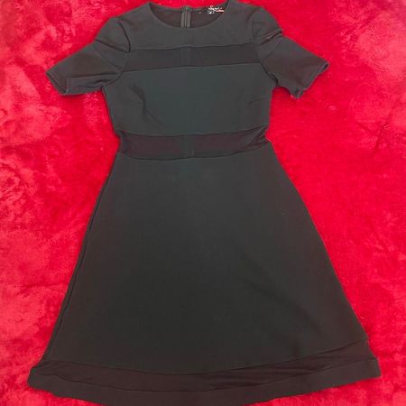 Schwarzes Kleid mit Mesh