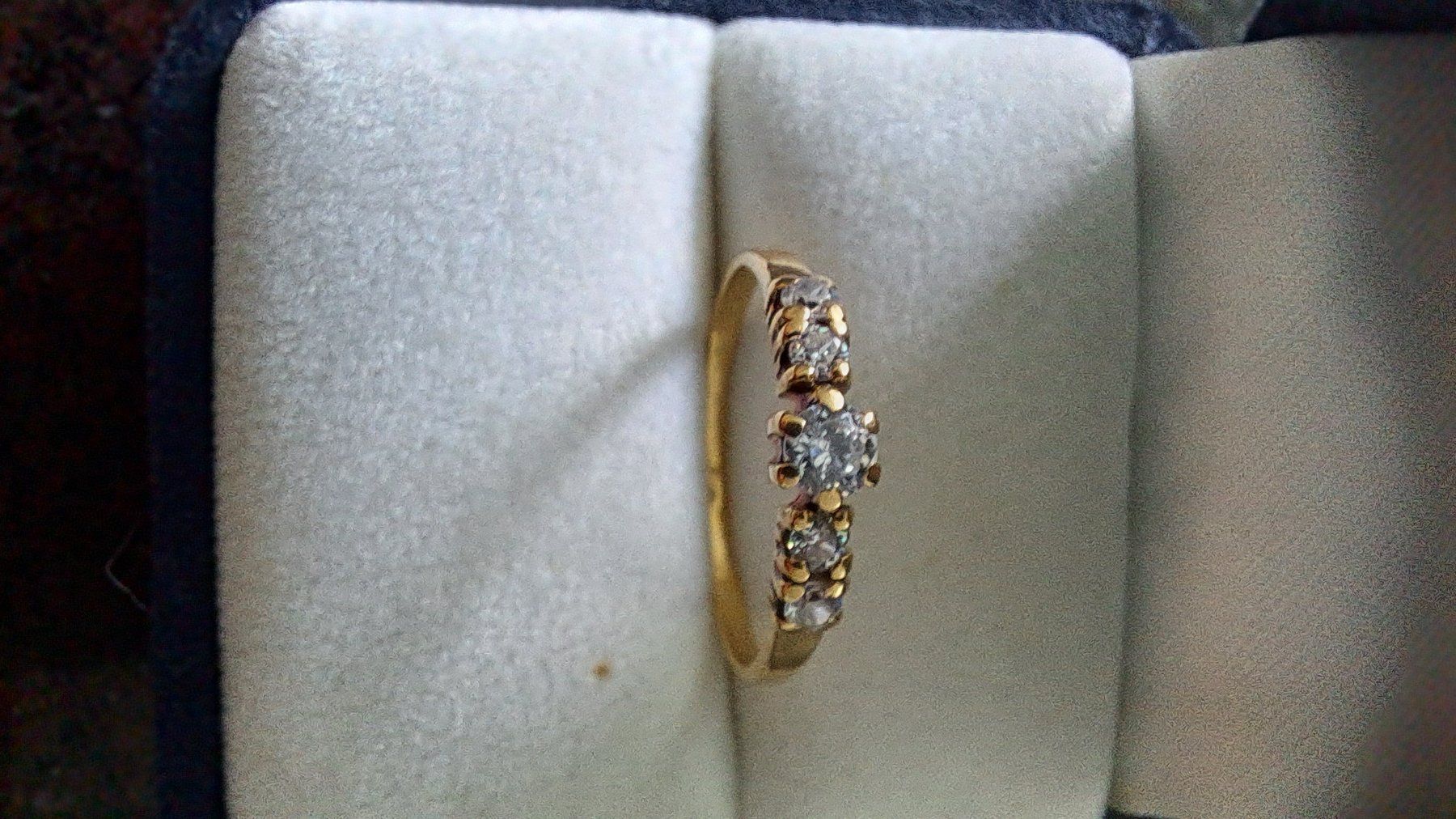 Ringe: Goldring mit Zirkonia – Gebraucht aus Pfäffikon ZH von Valsangiaccomo 1