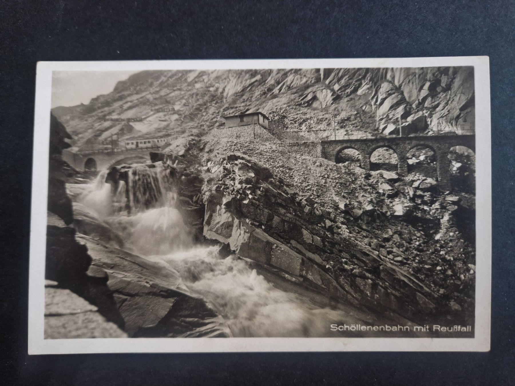 Cartoline postali: Uri   Karte  Schöllenenbahn mit Reussfall – Usato da Bouveret venduto da hckoala