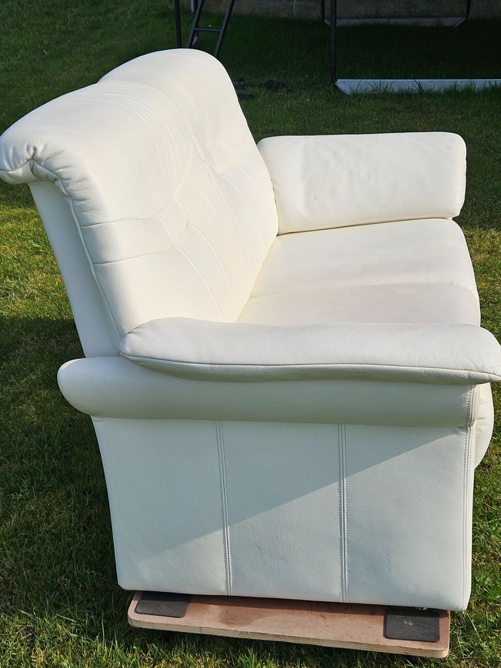 Sofas: Helles Ledersofa, 2-Sitzer – Gebraucht aus Wittenbach von anzo4 1
