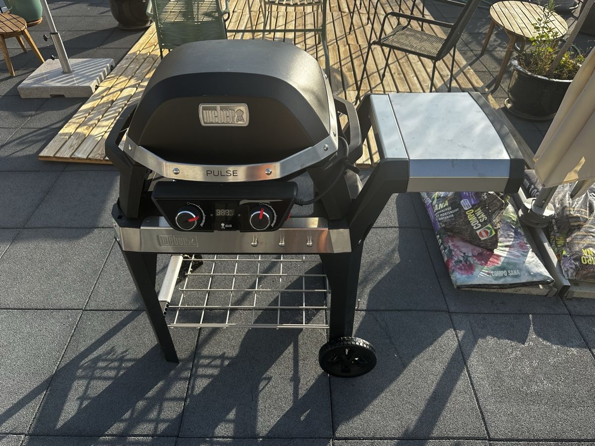 Grils: Weber Pulse 2000 mit Rollwagen + Original Weber Abdeckhaube  – Neuf (Voir description) à Biel/Bienne par Violetbutterfly