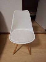 Stuhl aus Plastik, Kunstleder und Holz