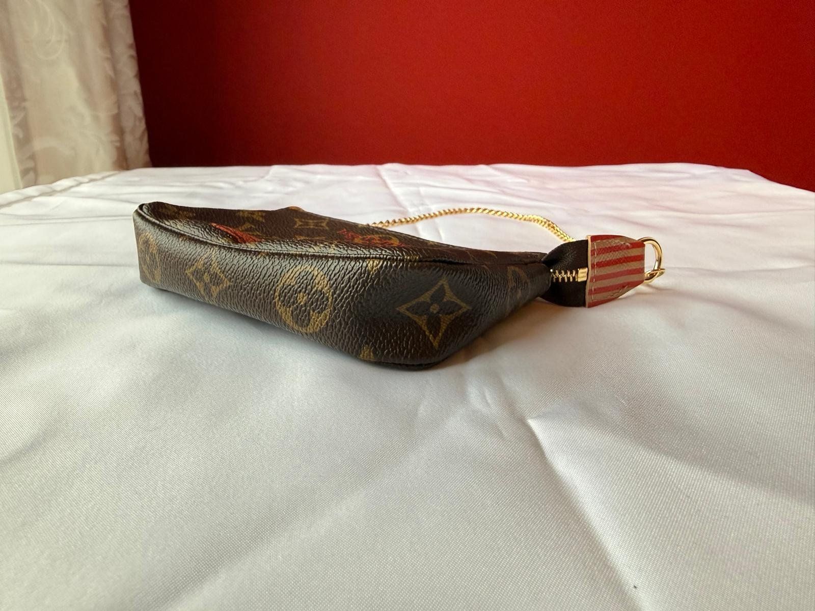 Louis Vuitton Taschen: Louis Vuitton Pochette Trunks Monogram Canvas – Neu (gemäss Beschreibung) aus Oberarth von SSS. 4