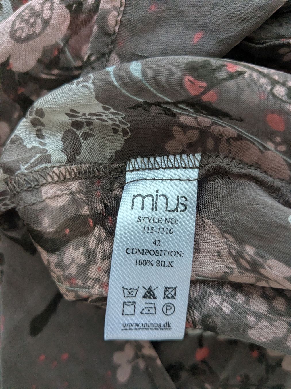 Blusen: Minus Damen Bluse Grösse 42 100% Seide gemustert – Gebraucht aus Rorschach von olg_5qq2 5