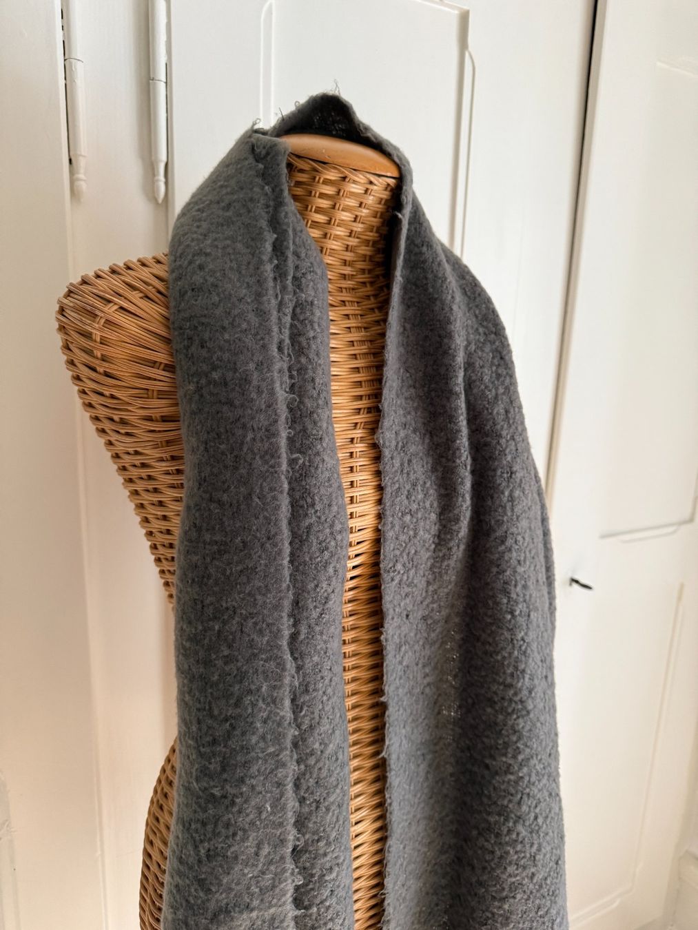 Foulards & écharpes: Strickschal dunkelgrau warm – D'occasion à Zürich par Diazaio 1