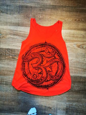 Sommer Tank Top, Rot mit Om-Zeichen, Grösse M, Top!