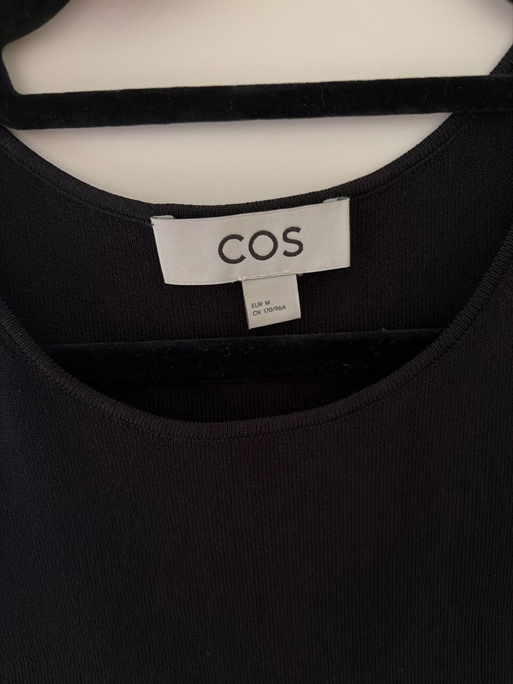 Cos Kleider: COS Kleid, Gr. M, sitzt wie ein Handschuh – Gebraucht aus Goldau von car_8v8h 2
