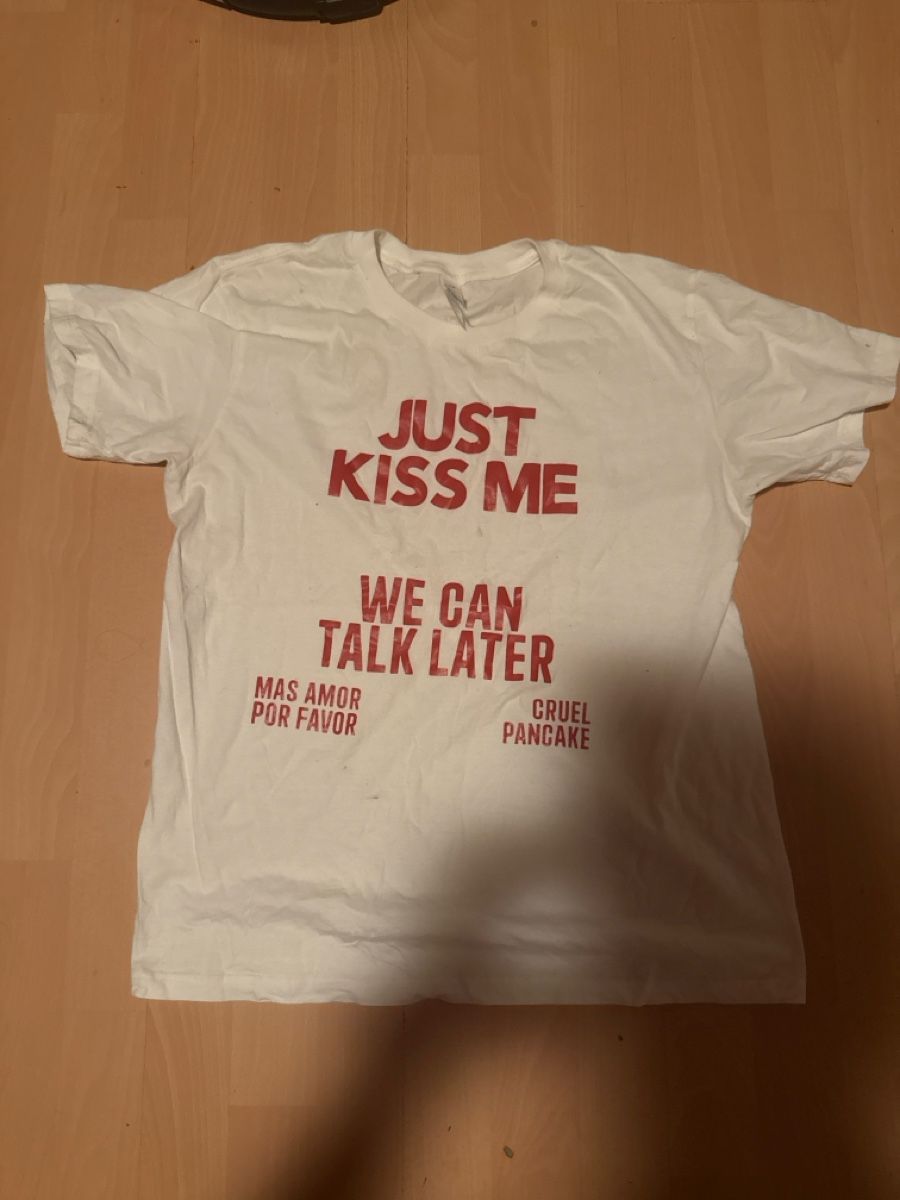 T-shirt: T-Shirt  "JUST KISS ME"   – Nuovo (secondo la descrizione) da Widnau venduto da muh_j6km