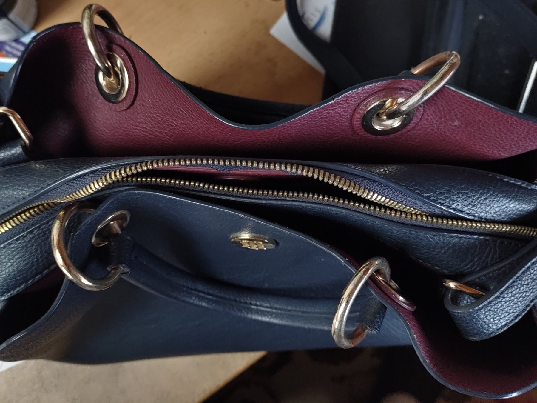 Tommy Hilfiger Borse da donna: Sac de dame – Usato da La  Tour-de-Trême venduto da Kotochunko 1