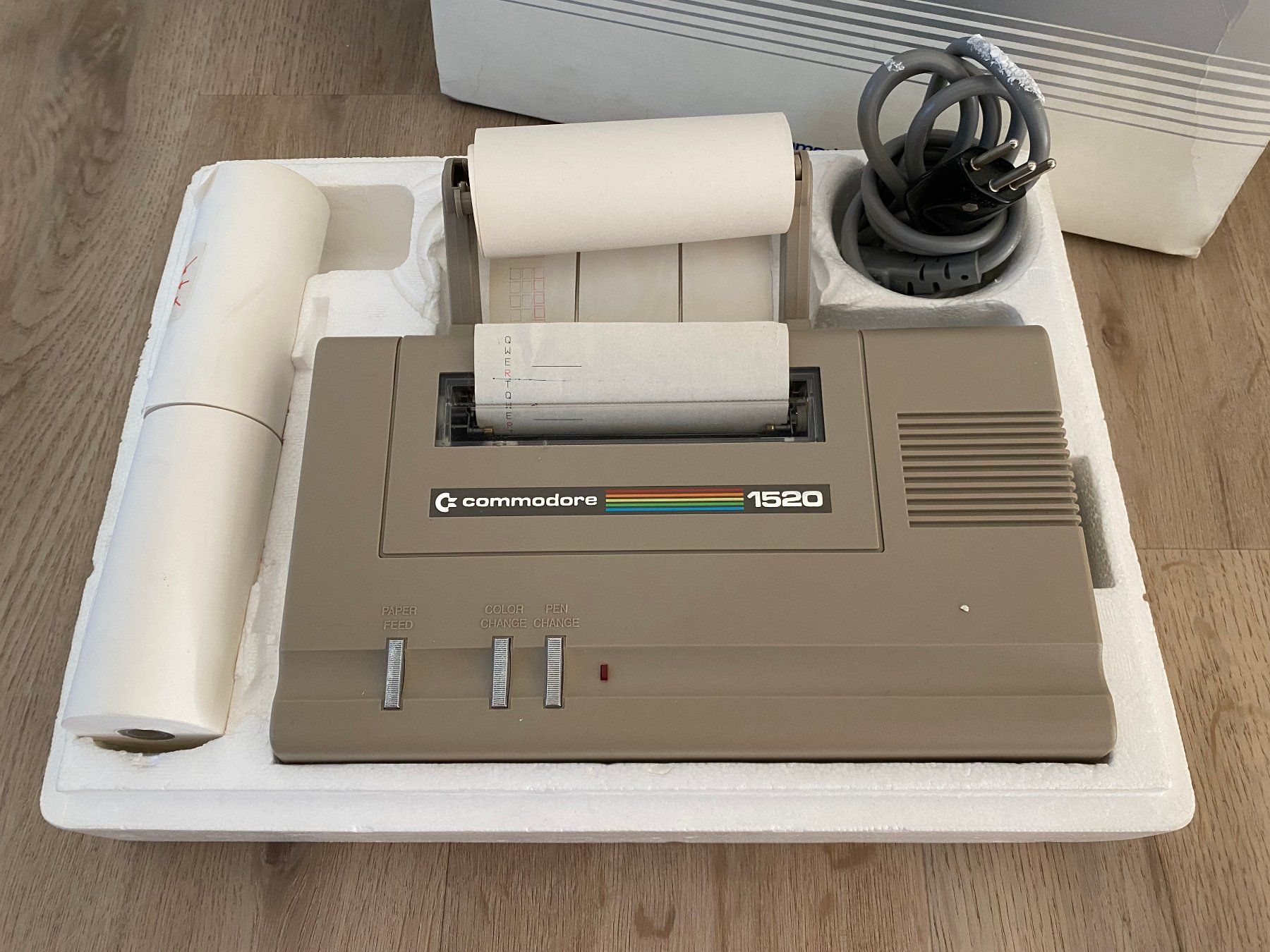 Commodore Stampanti: Commodore Plotter Drucker 1520 in Originalverpackung wie neu – Usato da Wetzikon ZH venduto da BackToRetro
