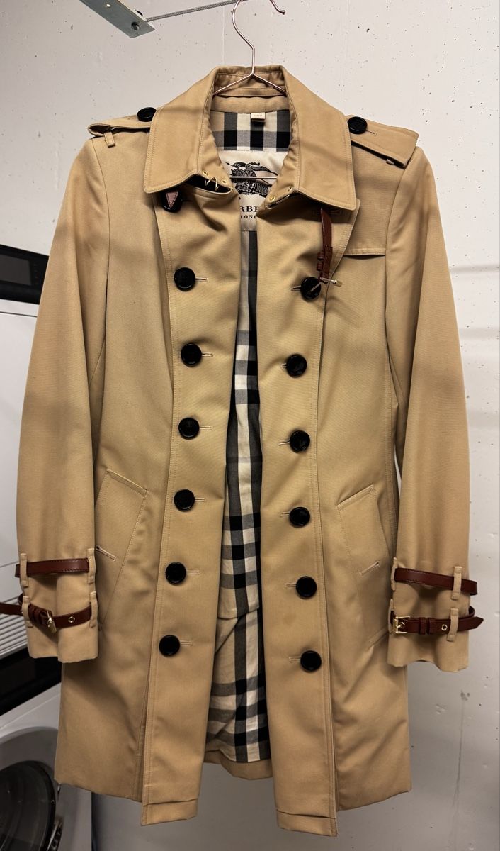 Burberry Mäntel: Original Trenchcoat von Burberry – Neu (gemäss Beschreibung) aus Kappel am Albis von Menazee