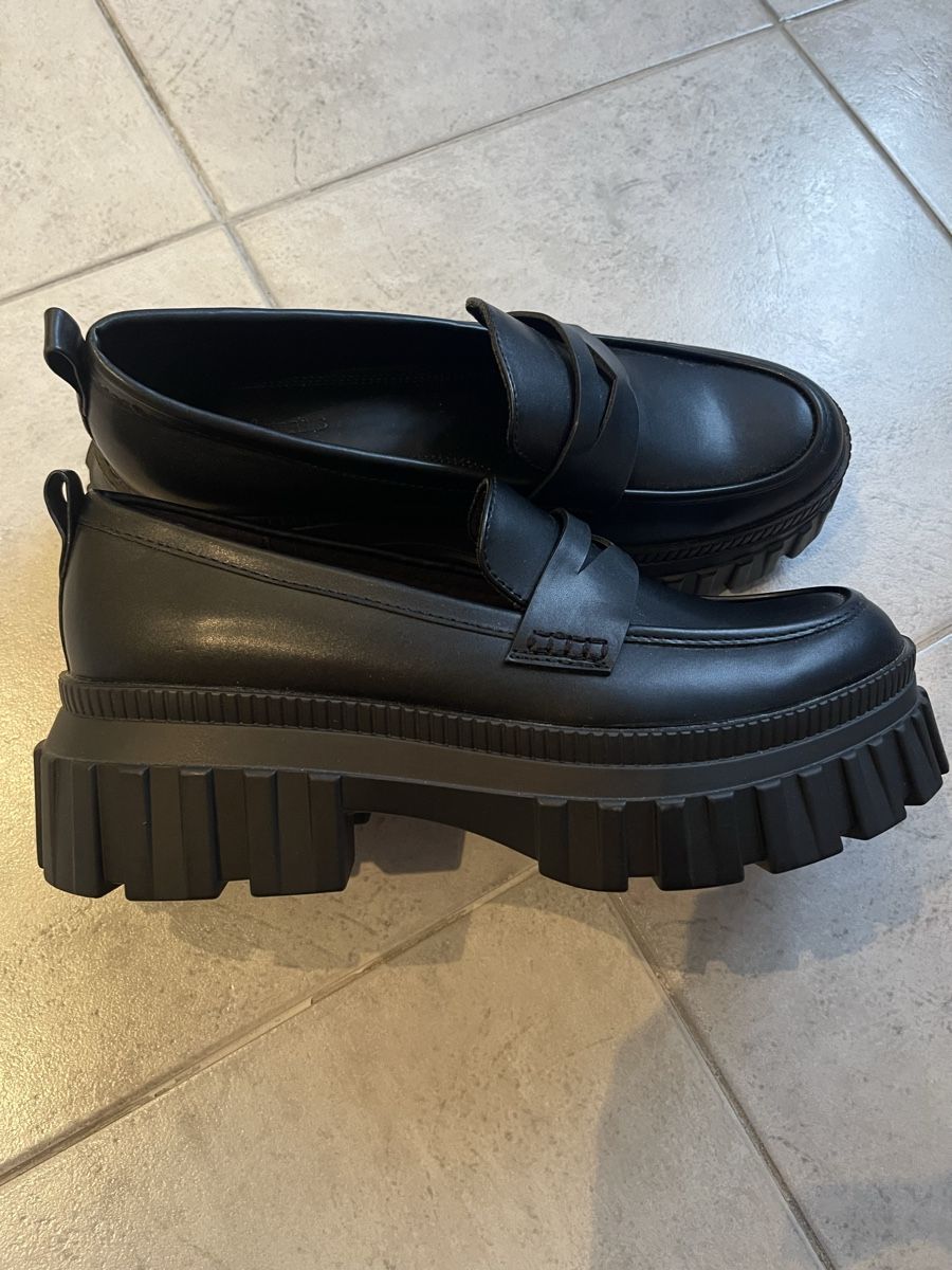 Stradivarius Scarpe da donna: Stradivarius Schwarze Loafers - Size 41. – Nuovo e nell'imballaggio originale da Luzern venduto da ygl_8hn7