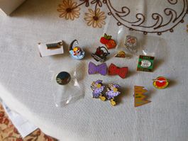 diverse Pins aus Sammlung