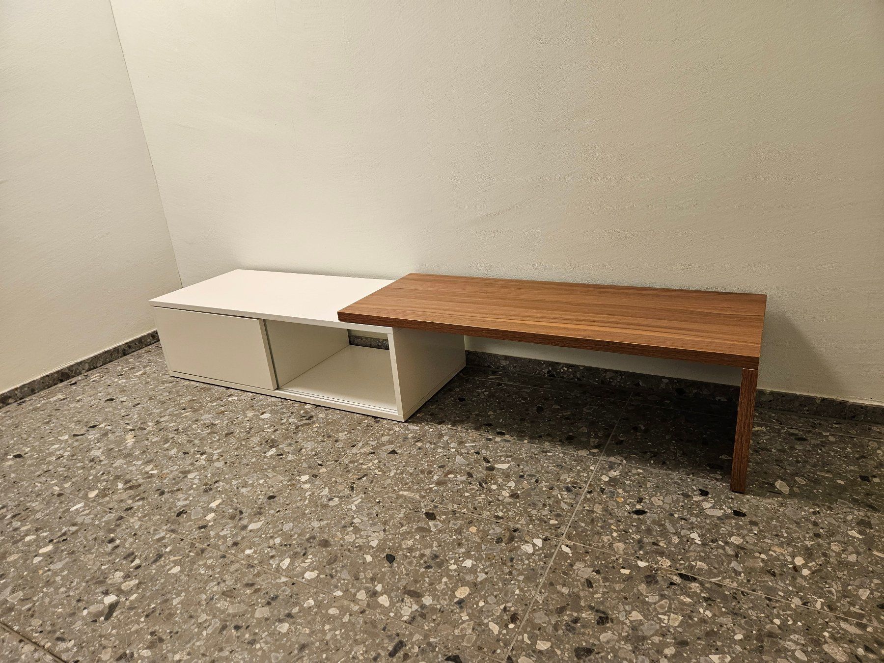 Beliani Mobili TV: TV Möbel Nussbaumoptik und weiss – Usato da Zürich venduto da phi_w2sw 4
