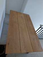 Tisch mit Stühlen