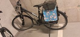 Schwarzes Trekking- bzw. City-Fahrrad, platt
