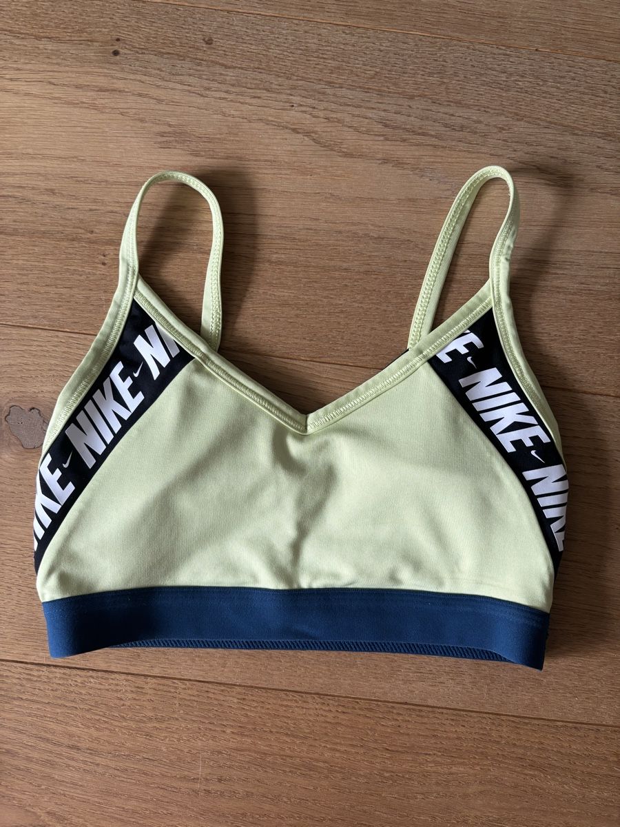 Nike Tops: Sport BH Nike – Gebraucht aus Männedorf von giu_wm6d
