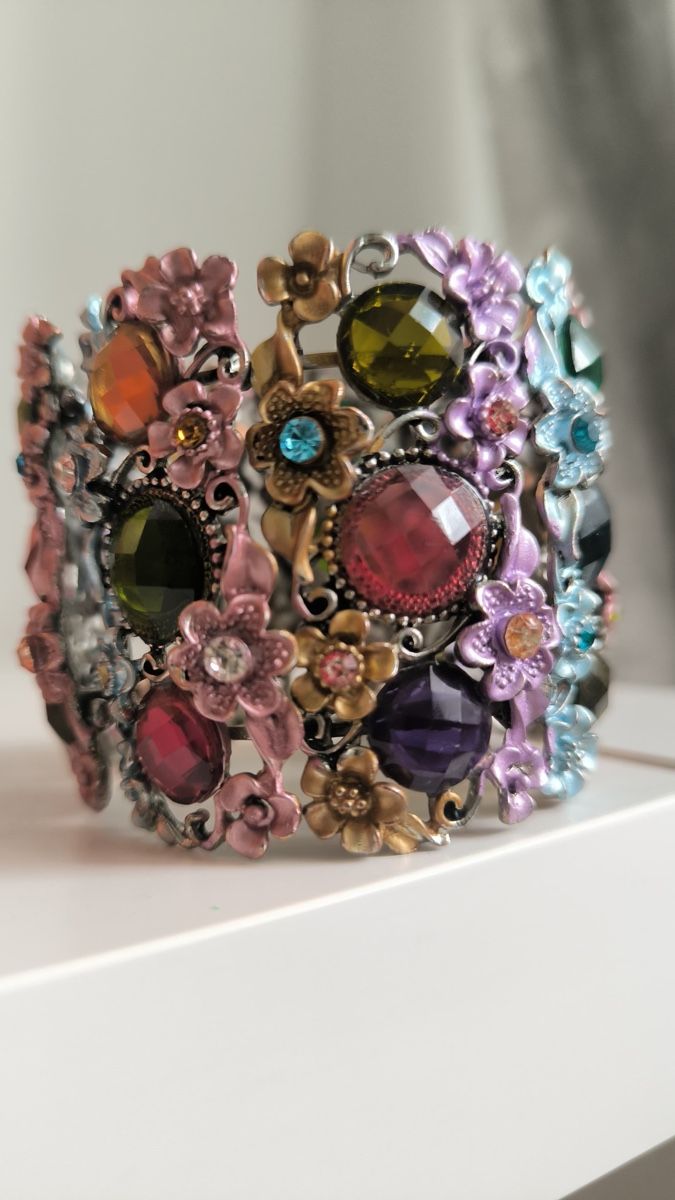 Bracelets: Bunter Blumenarmreif, elastisch – D'occasion à Seuzach par laj_p6gj