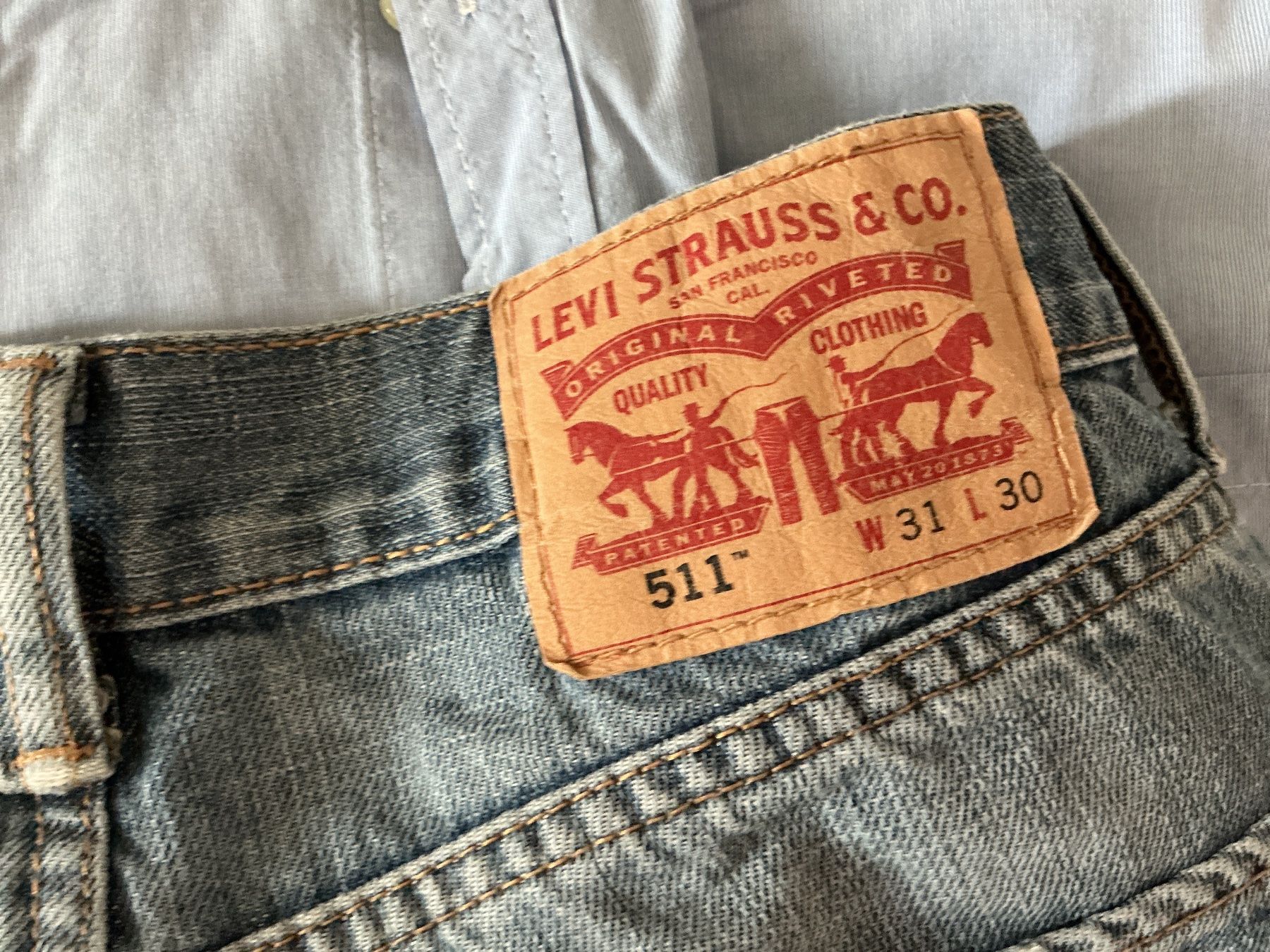 Levi's Lots de vêtements: Kurze Levi's und Herrenhemd – D'occasion à Triesen par boston7 2