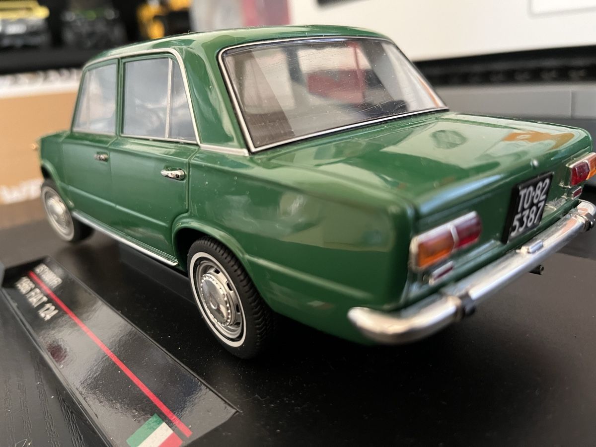 Fiat Modellini d'auto: Fiat 124.   1:18 – Nuovo (secondo la descrizione) da Rümlang venduto da Papamoll4 4