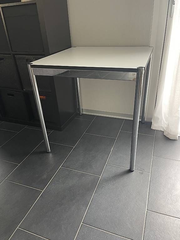 USM Tische: USM Haller Tisch, weiss,100 x 100cm – Gebraucht aus Altendorf von Camacaffee