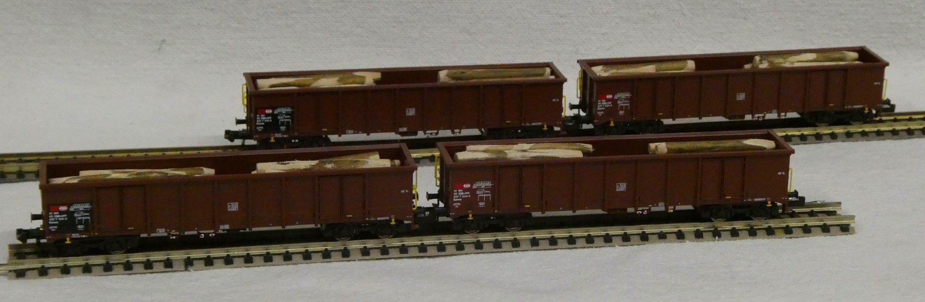 Fleischmann Modellini di ferrovie: 4 Stk Fleischmann Hochbordwagen mit Holzstämmen – Nuovo e nell'imballaggio originale da Rupperswil venduto da Ropi03 2