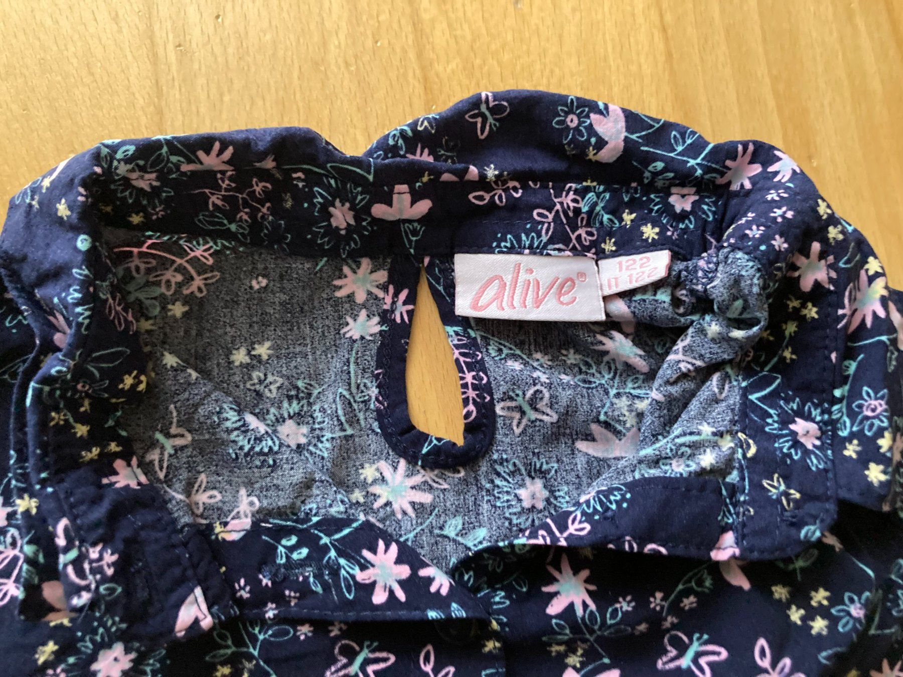 Vestiti & Gonne: Dünnes dunkelblaues Kleid mit Blumen – Usato da Muttenz venduto da Juvenile33 3