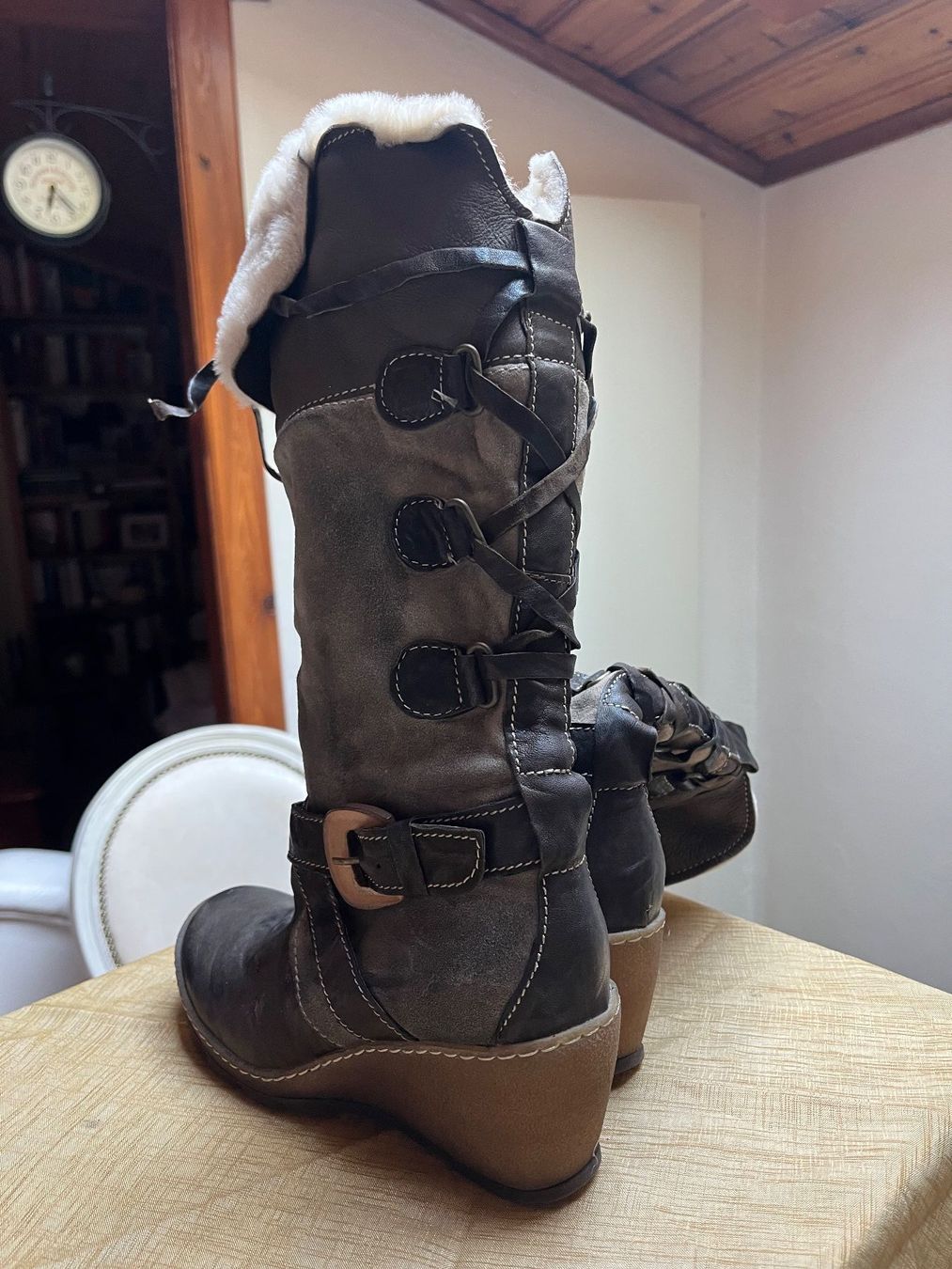 Chaussures femmes: Bottes en cuir et fourrure – D'occasion à Sion par dol_v5bk 2