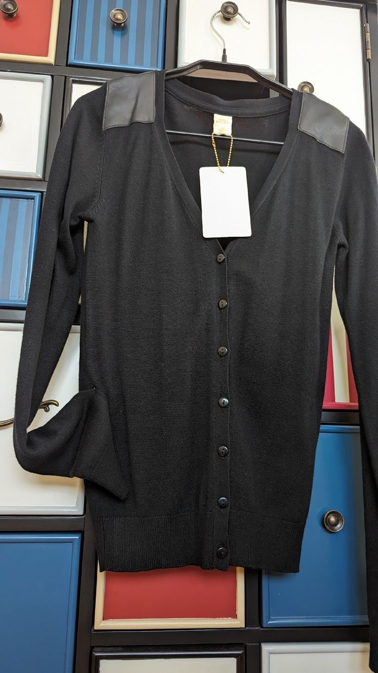 Vestes: Pullover mit Knöpfen. Neu mit Etikett. – Neuf avec emballage d'origine à Winterthur par losa_p966 2