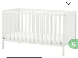 Kinderbett (wie neu) mit Matratze und 2x Bezug