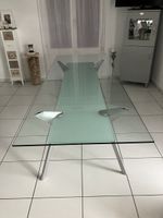 Massiver Glastisch