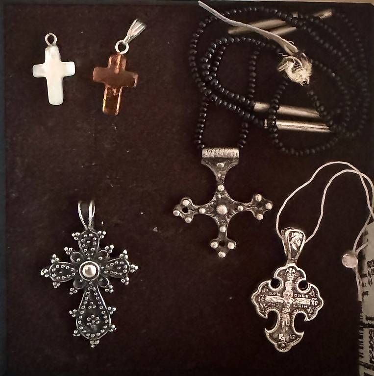 Ciondoli: Pendentifs religieux et croix – Usato da Romanel s/Lausanne venduto da Scav 1