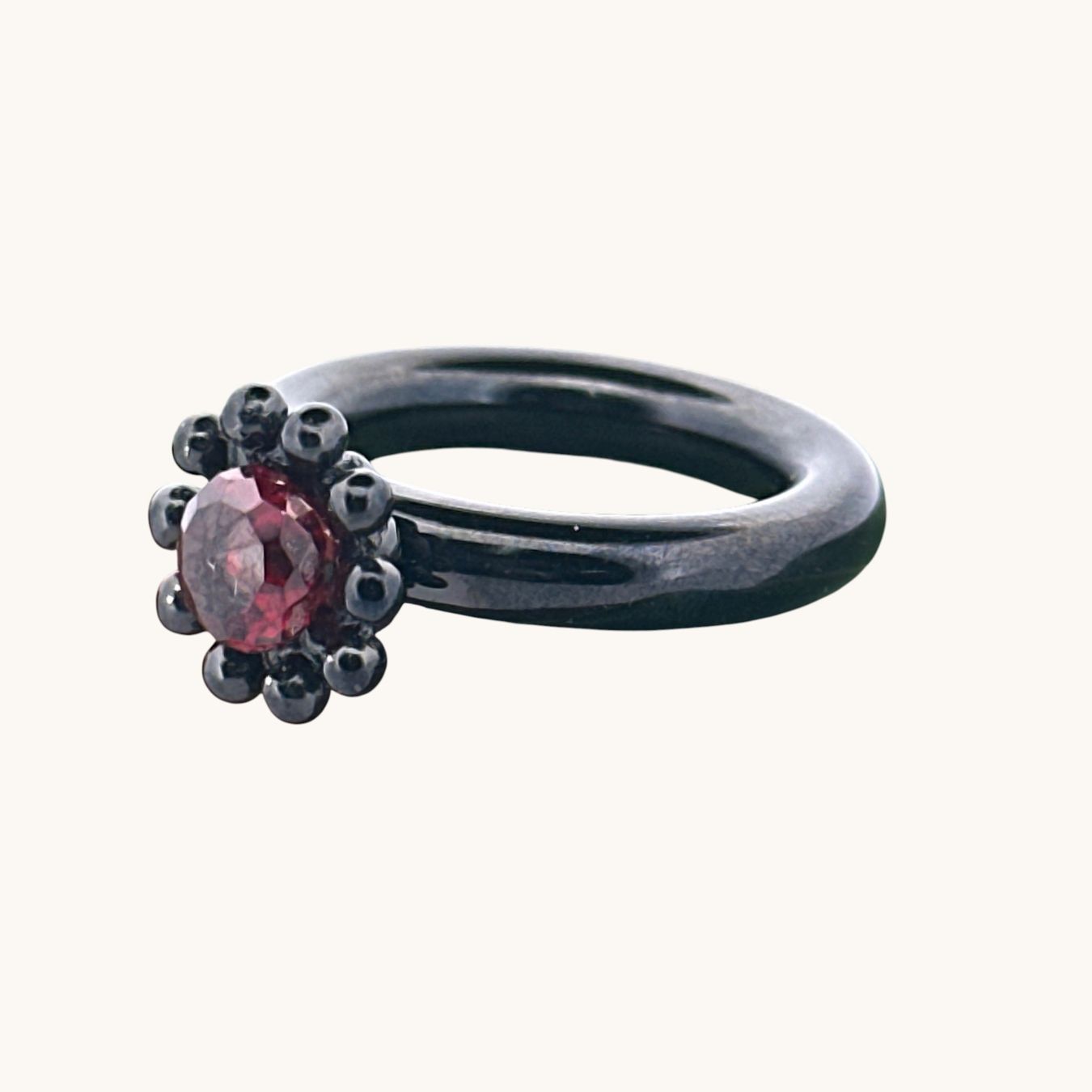 Olga Ribler Anelli: Edelstahlring, schwarz, mit Granat Stein, Gr.52 – Nuovo (secondo la descrizione) da Luzern venduto da MonikaS03