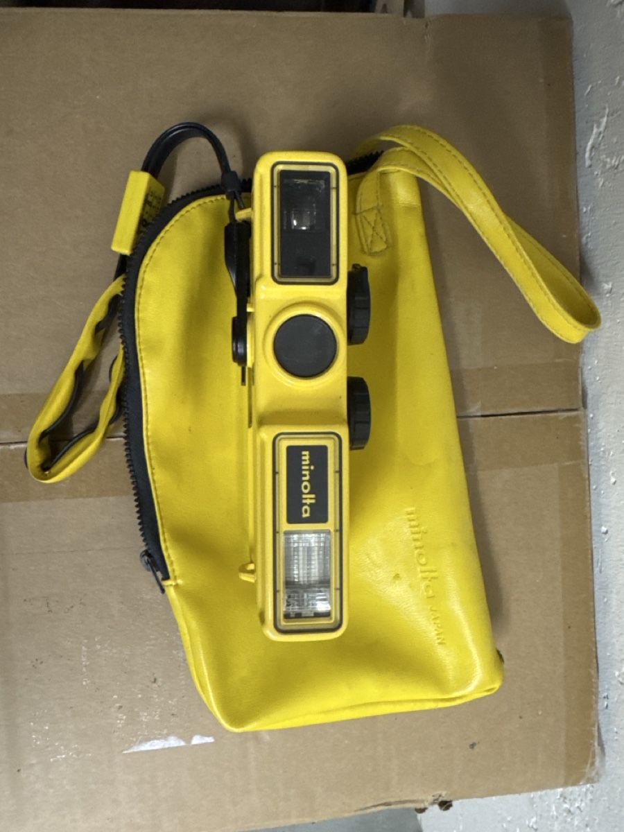 Minolta Kamera: Minolta Weathermatic A yellow camera with pouch – Gebraucht aus Riehen von M.S.DVD