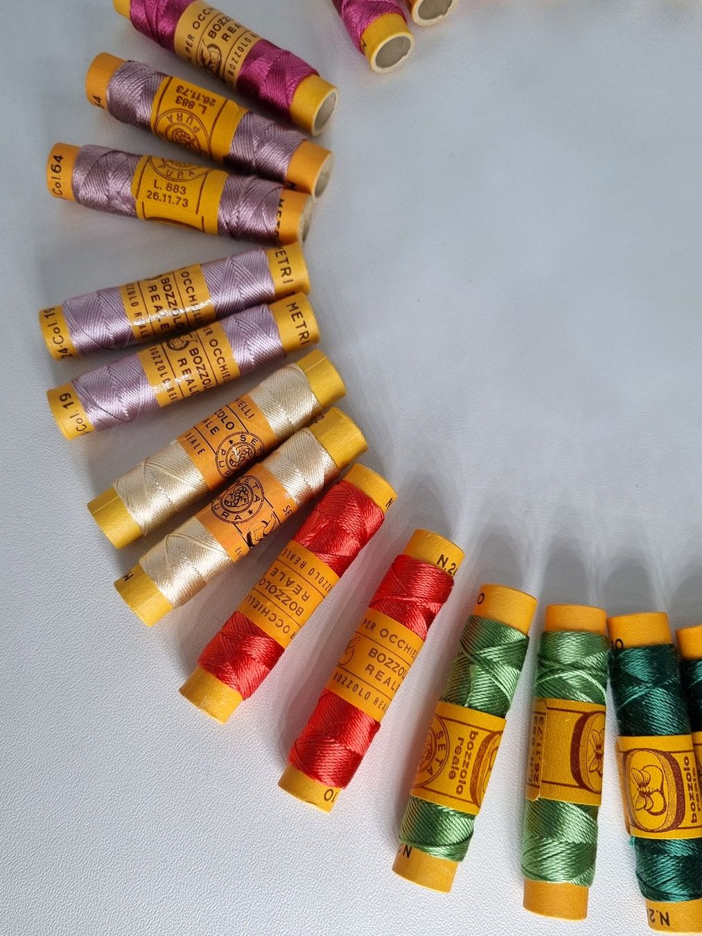 Cordicelle & Fili: 32x Vintage Seidengarn Set Blumen Farben Stickgarn – Nuovo e nell'imballaggio originale da Mels venduto da DACRI 1