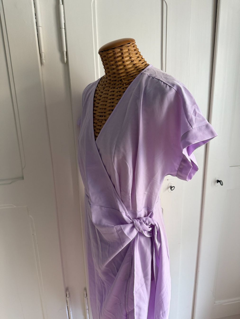 Monki Kleider: MONKI - Wickelkleid flieder S – Gebraucht aus Zürich von Diazaio 2