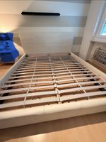 Cremefarbenes Bettgestell aus Kunstleder Ikea