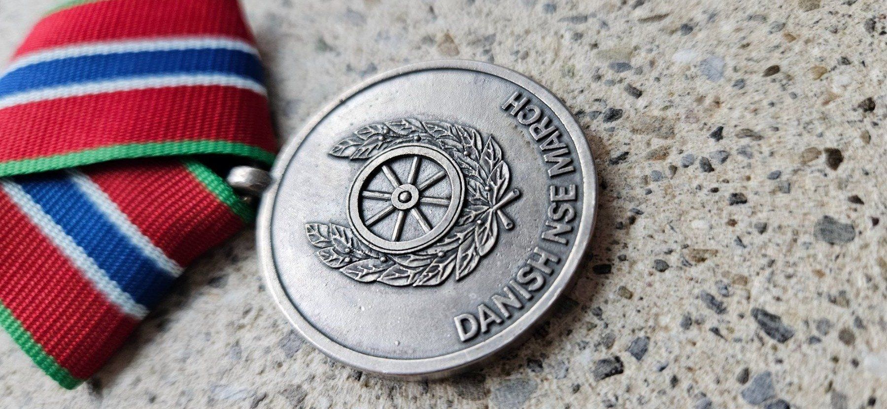 Schweizer Armee Placchette & Badge: *** Medaille Dancon March / Swisscoy Einsatz *** – Nuovo e nell'imballaggio originale da Riedholz venduto da fr_sIruP 1